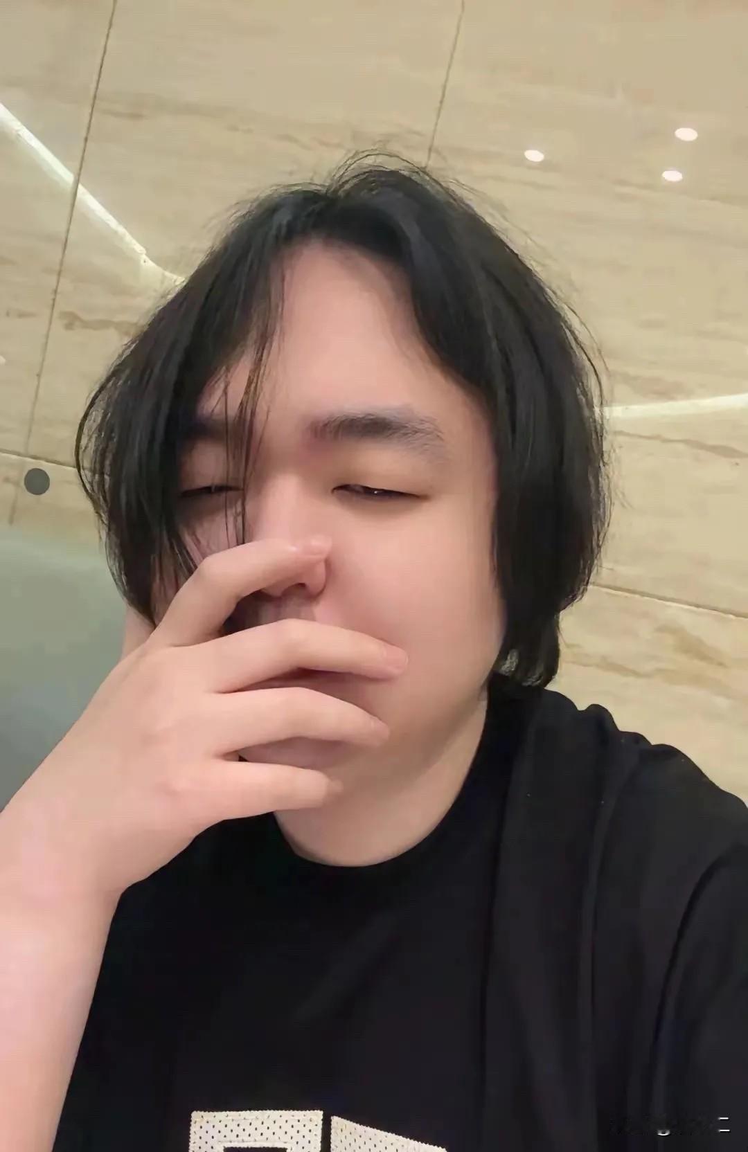 人赚不了自己认知外的钱，现在我都想不明陈伯是通过什么赚钱的。

陈伯从直播QQ飞