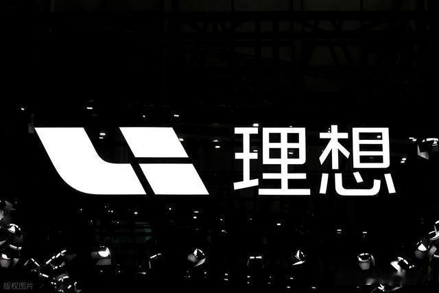 2025年10月23日深夜，上海市徐汇区一辆理想MEGA在城市地面道路正常行驶时