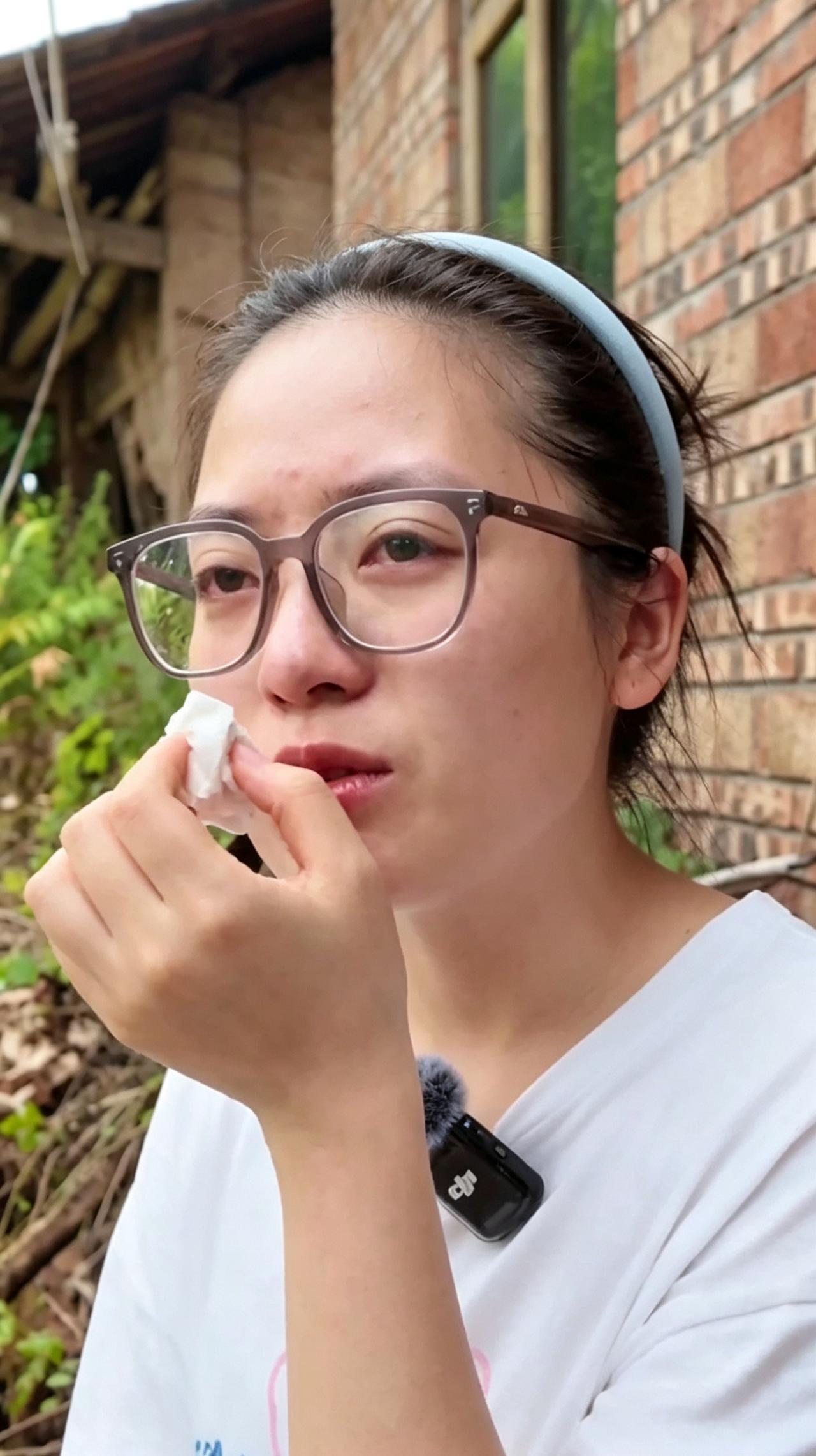 8岁床头摆菜刀自保，八年后她带着录取通知书，喊养育她的老师一声妈
 
一把菜刀，