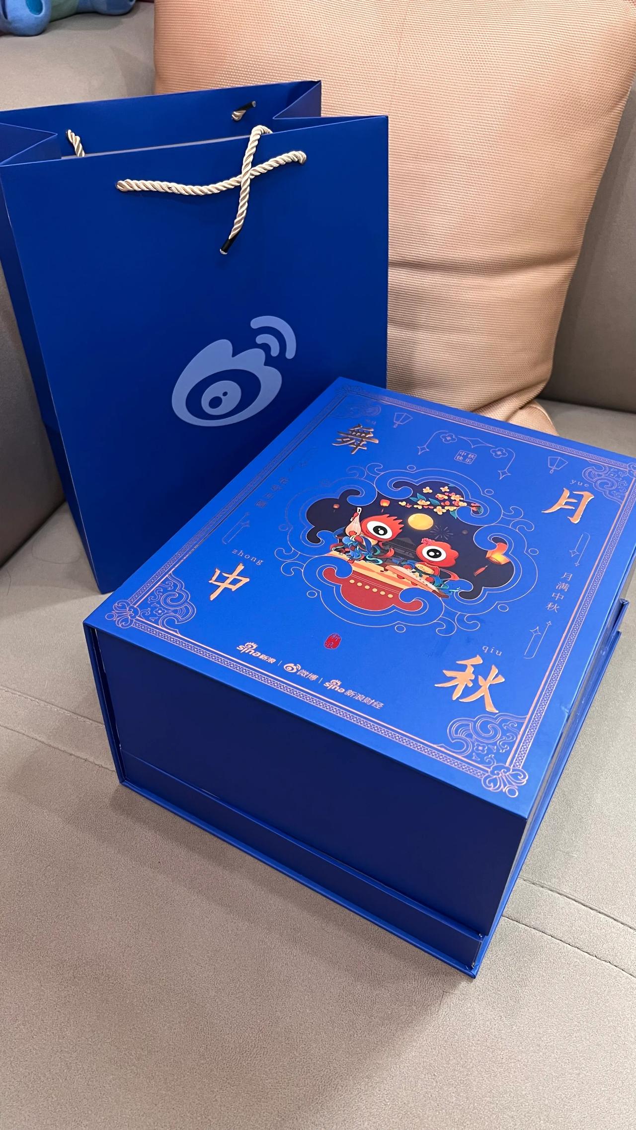 第二个中秋礼盒收到！来自新浪，感动！被记着的感觉真好，每年中秋就喜欢看各家品牌的
