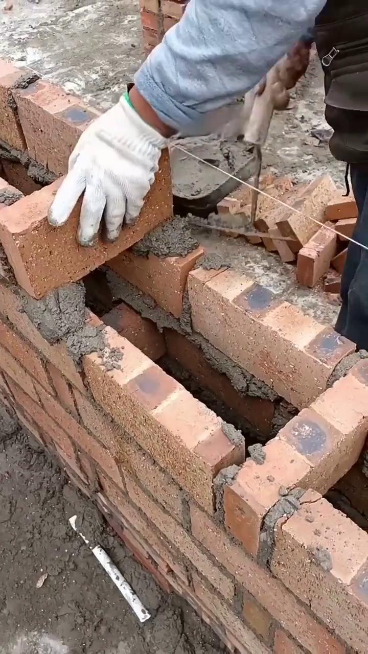 这是整的什么活？这是生活发抖。还有这么砌墙的吗？这叫空心墙。空心墙就这么砌。
