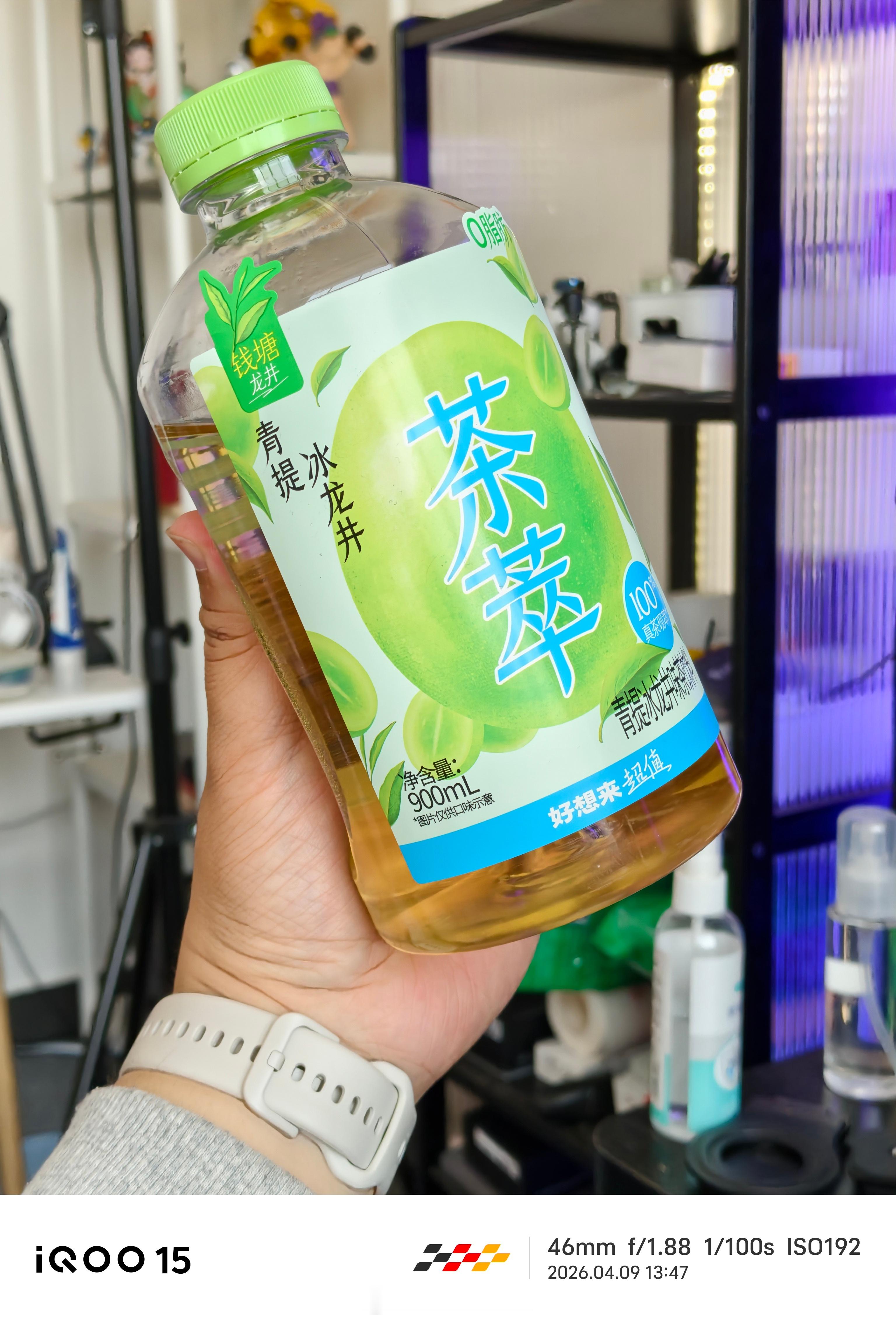 昨天买了好想来超值的大瓶饮料，900毫升，3.9香死了！正好现在喜欢龙井茶，龙井