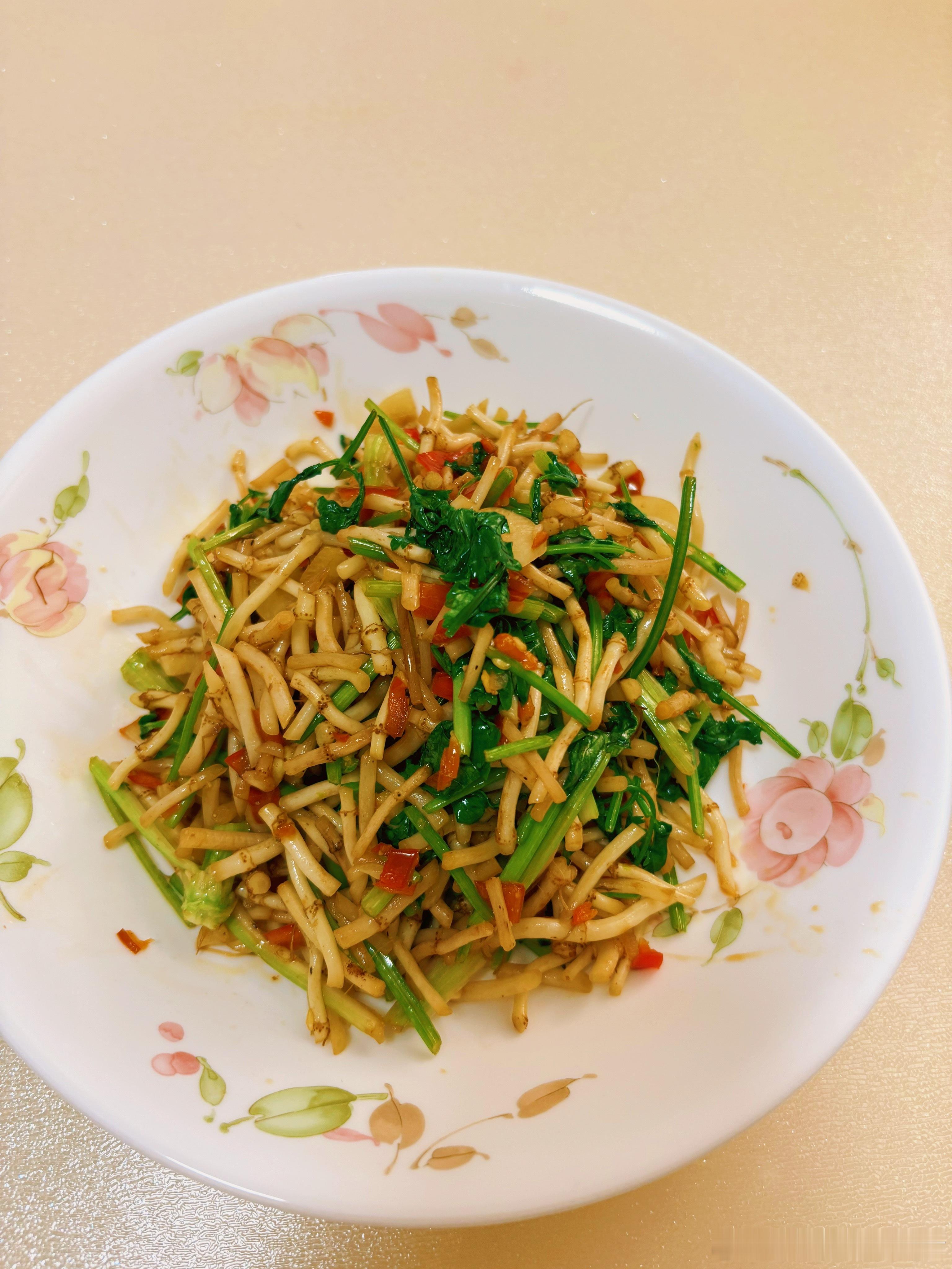 自从我喜欢上折耳根，在怎么把折耳根做得好吃这条路上我已经开挂了～     一开始