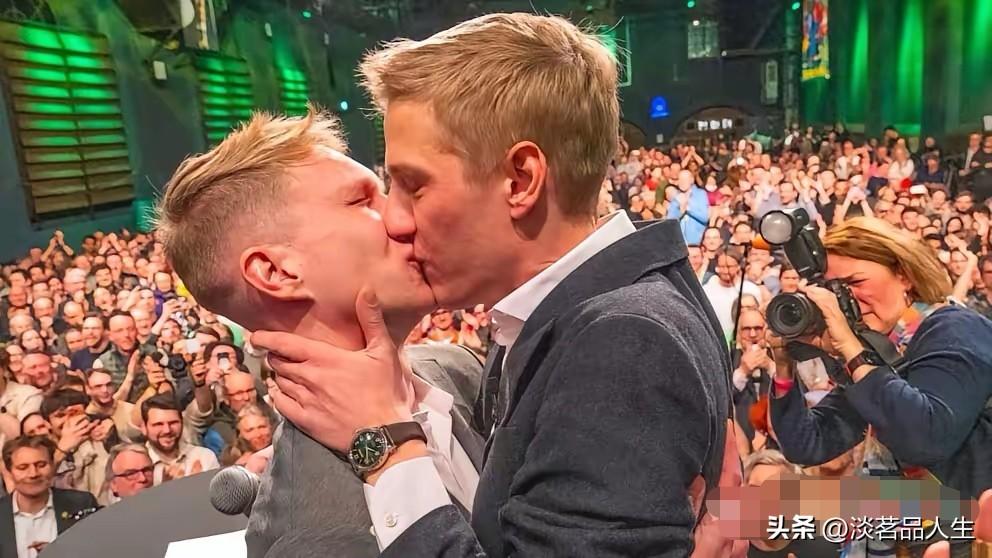 选出一个能两个男人当众亲嘴的人当市长，你能接受吗？估计你也不可能，可德国人接受了