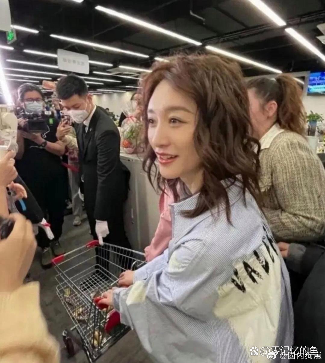 48岁李小冉超市被拍，状态也太绝了！皮肤白皙紧致，气质清新灵动，完全看不出快50