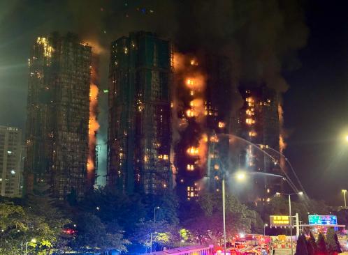 香港火灾后懂了！
买房优先选板楼！


选房的时候，
安全比户型更值得关注。
