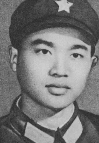 1979年，我军在攻打越军阵地时，被敌人火力压制得死死的，就在这时，一个战士突然