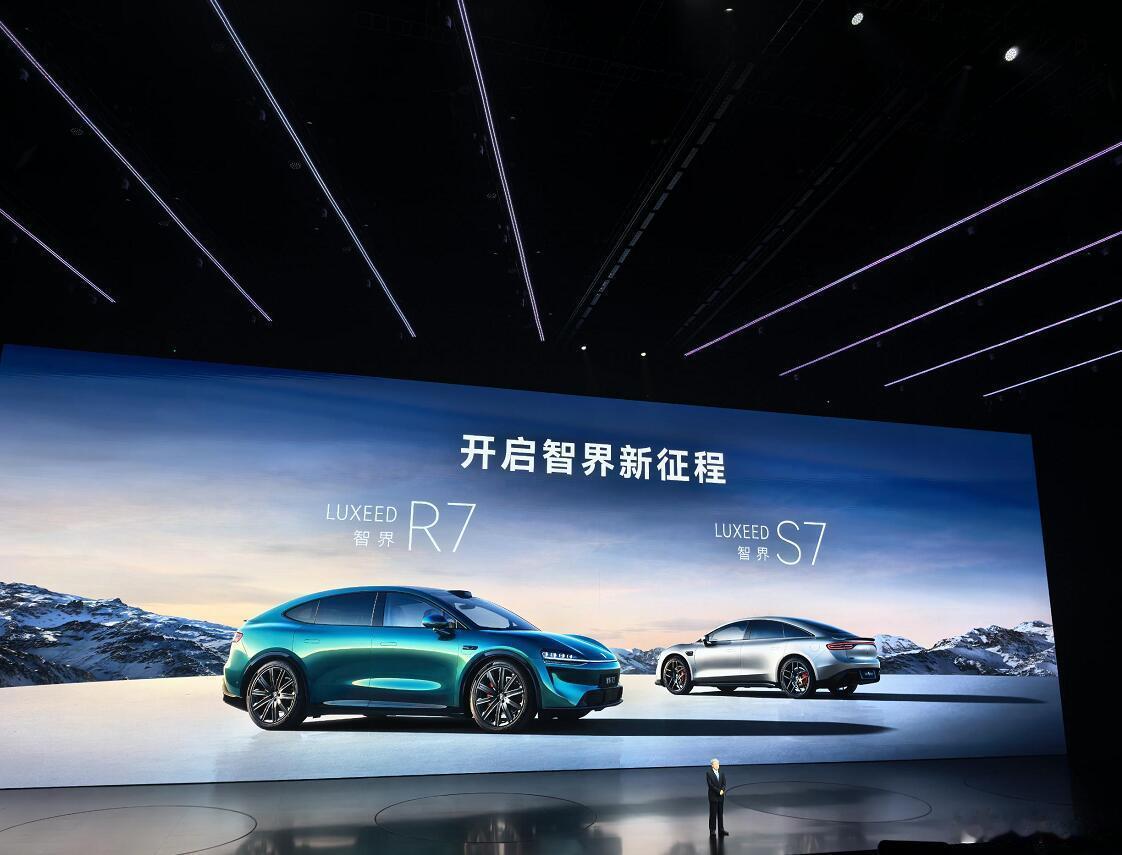 新款智界R7、新款智界S7都登场了，配置更多，而且价格也更有竞争力，看来鸿蒙智行