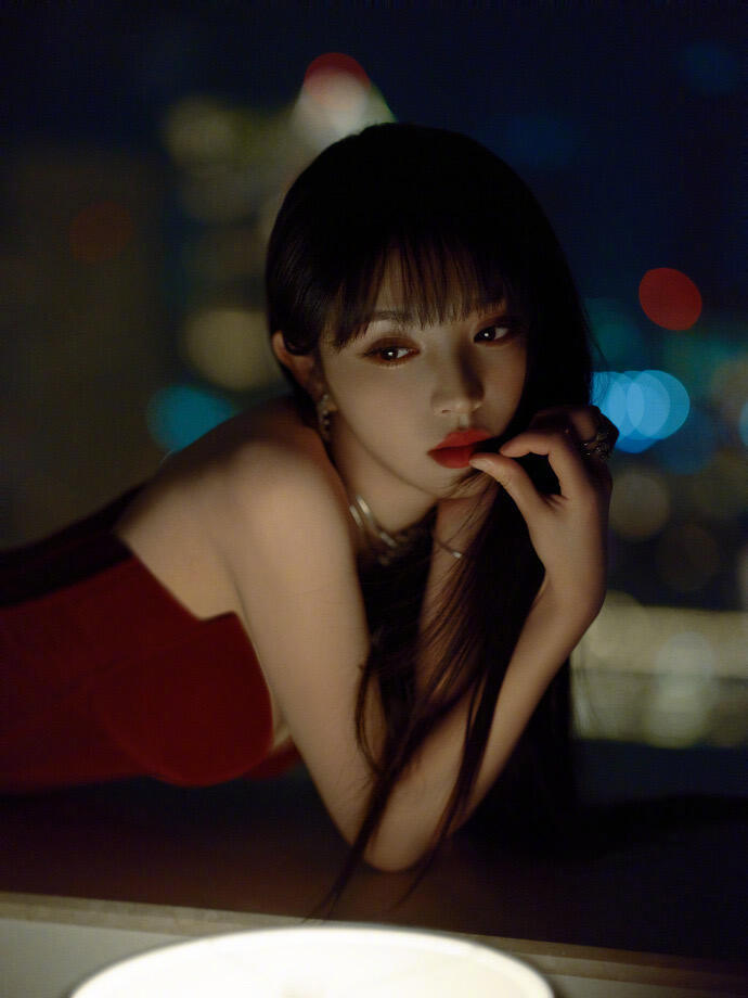 光圈里永远的神是红唇 ​​​