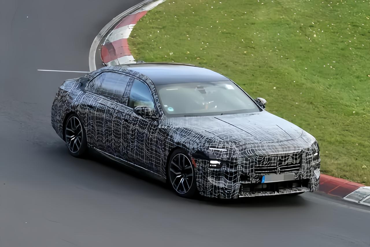 这次中期改款7系看着比老款精神多了，水晶大灯质感是真的高级，但那“大肾”依旧夸张