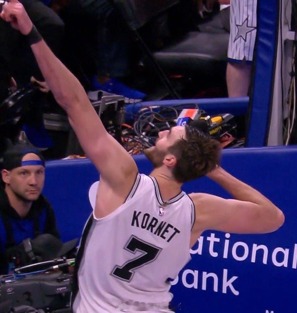 本场赛后的采访环节，福克斯和卡斯尔都穿上了此前科内特的庆祝姿势的T恤马刺淘汰湖人