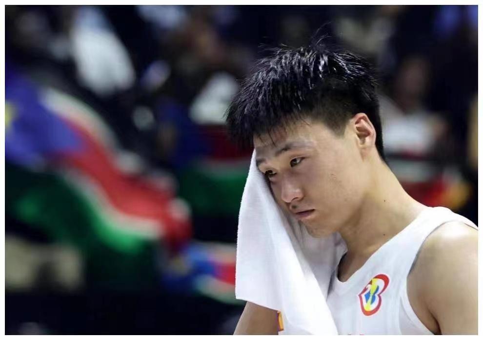 无缘奥运会的至暗时刻，3个为中国篮球哭泣的男人！
1、国家男篮现役队员赵睿哭了：