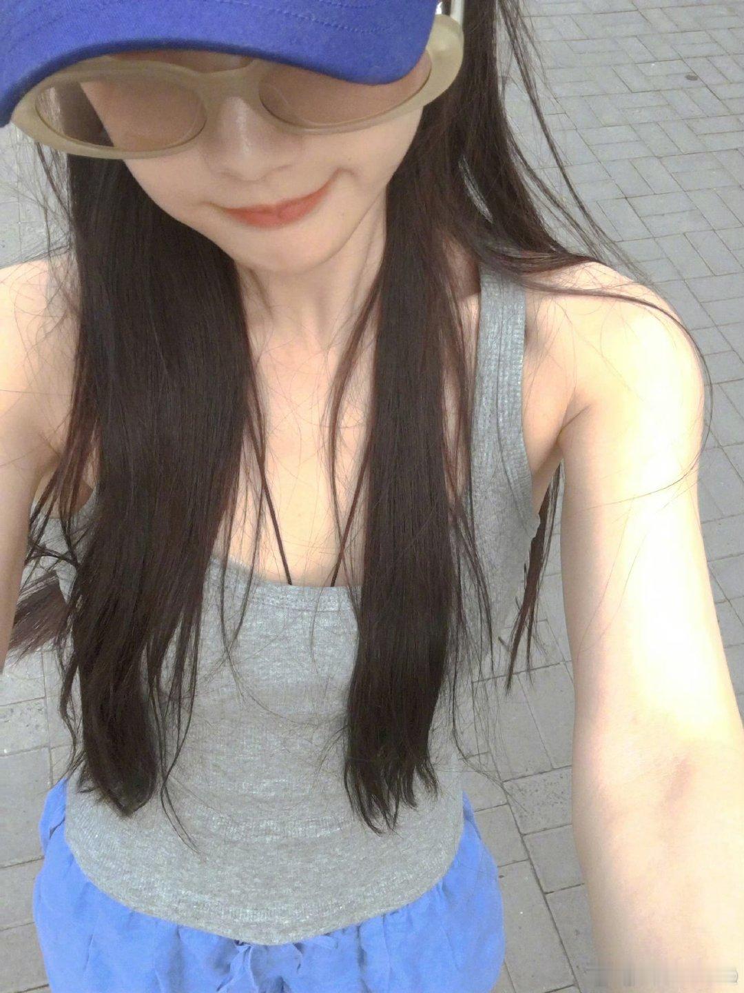 李一桐正太扭腰 直播间这波即兴整活，又诞生一个值得反复刷的有趣片段。 ​​​