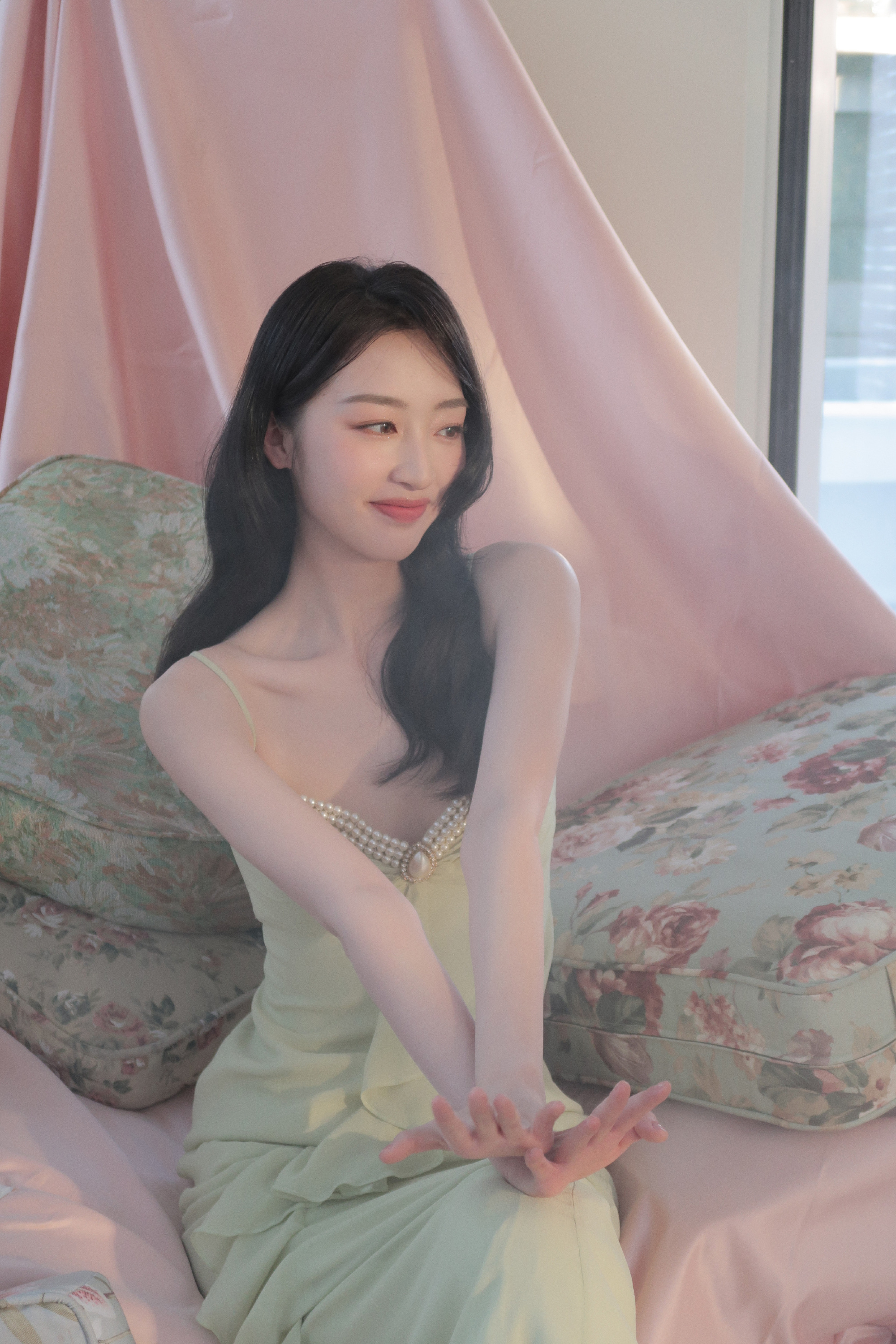 邓恩熙，好少女的裙装穿搭。邓恩熙