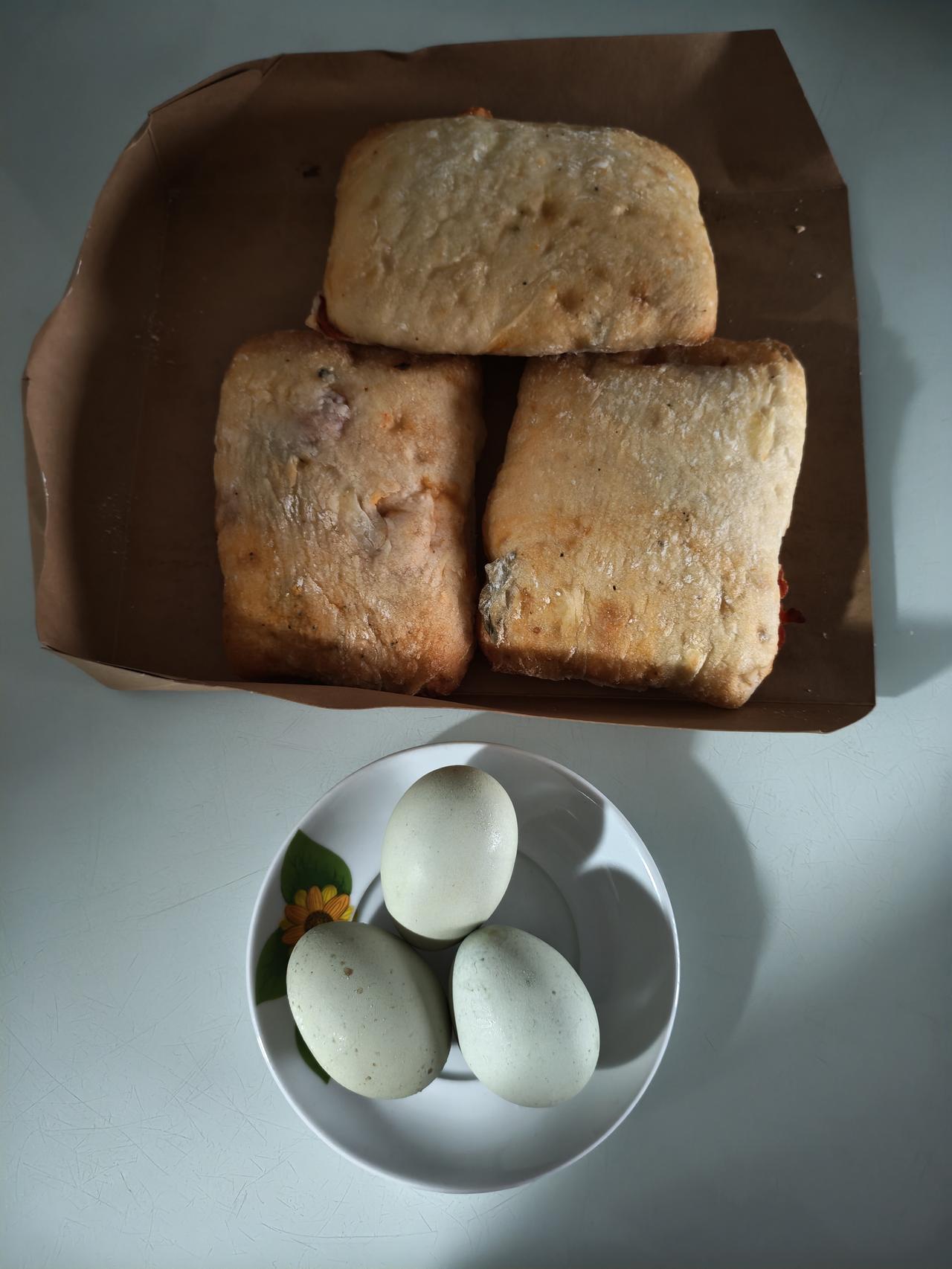 春日三餐打卡今日早餐打卡：今日早餐吃儿媳妇买的西红柿罗勒面包，是咸的，还有土小鸡