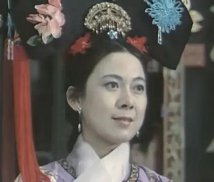 1924年，一张黑白合影被悄悄留存了下来。 
 
照片里，一群女眷聚在一处，居中