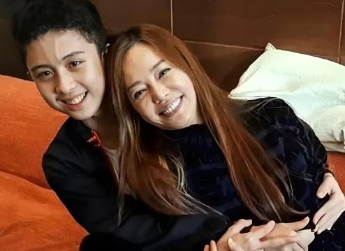 畸形的爱到底有多可怕？台湾女星狄莺，坚持母乳喂养12年，与儿子同床15年，就连儿