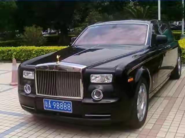 评估一下许家印的这部车现在值多少钱？（含牌照）