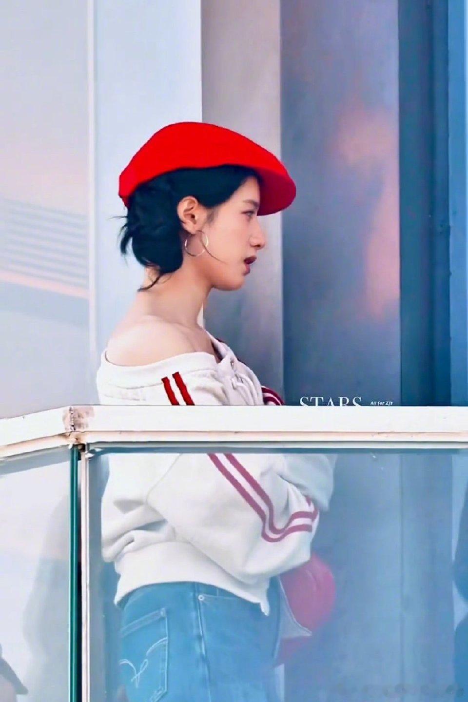 张婧仪今天新剧造型完全台偶女主 ，台北下雪你说那是保丽龙