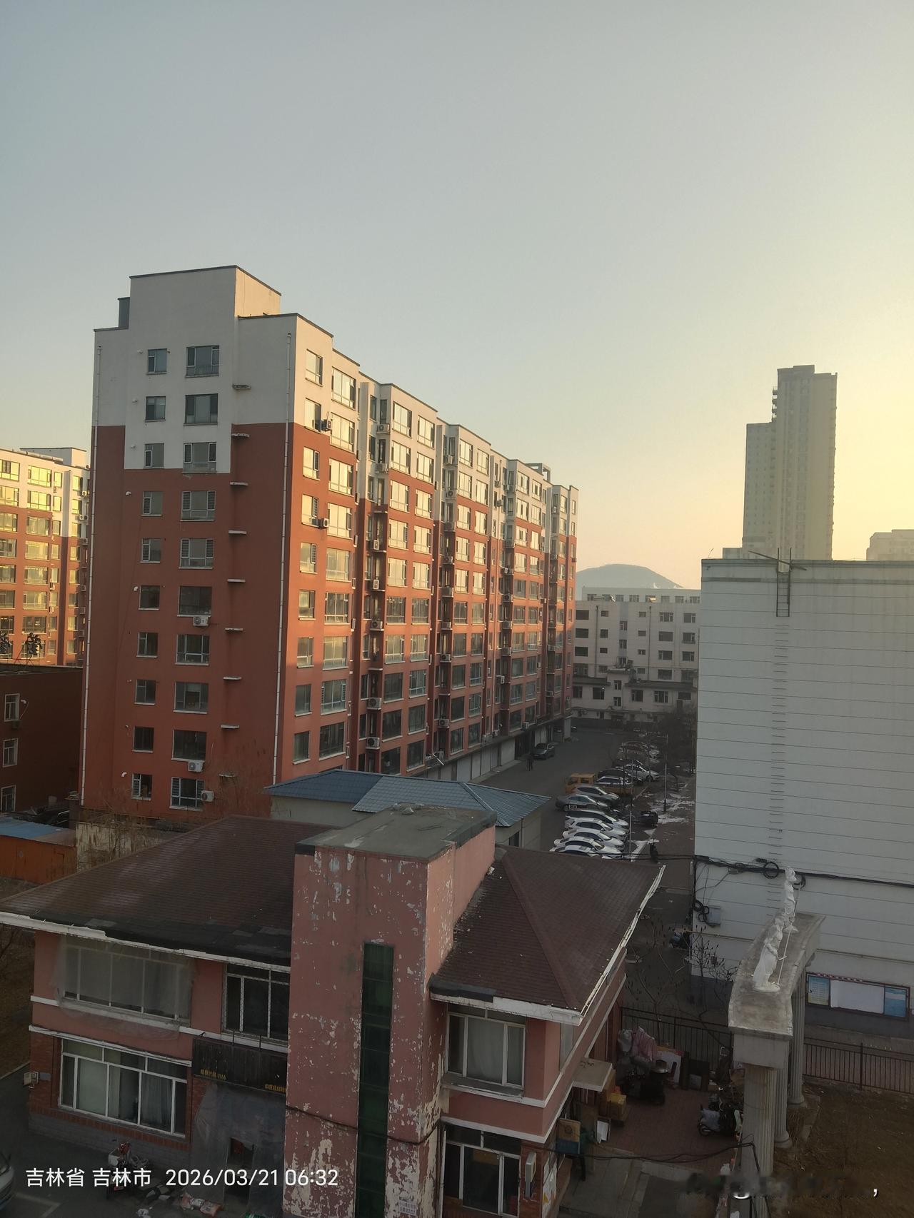 天天开窗抖被子上的灰
楼下五楼老李头夫妻两个七十多岁了，老太太天天出去发广告，一