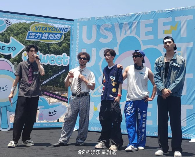 你们五个人中有一个不帅重庆组团建照刷爆朋友圈，定睛一看，朴鲨这长相，妥妥是来打破