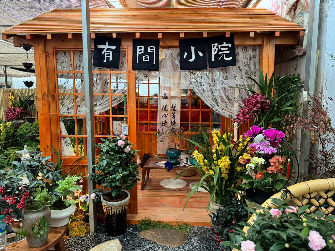 寻得一间小院，木窗围满芳花！🌹🌺🌳朝夕静伴烟霞，抛开世事纷杂！🙈🙉🙊