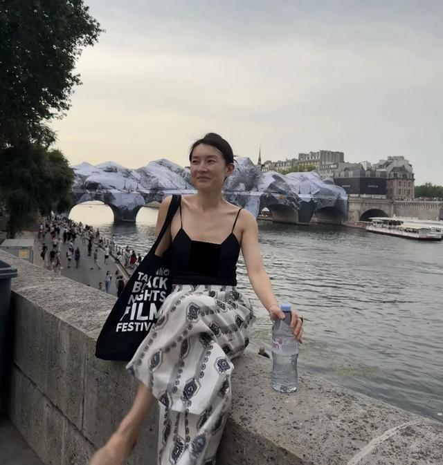 39岁浙江女演员旅居法国，热到实在扛不住，忍不住吐槽酷暑，早年还在餐厅洗碗谋生 