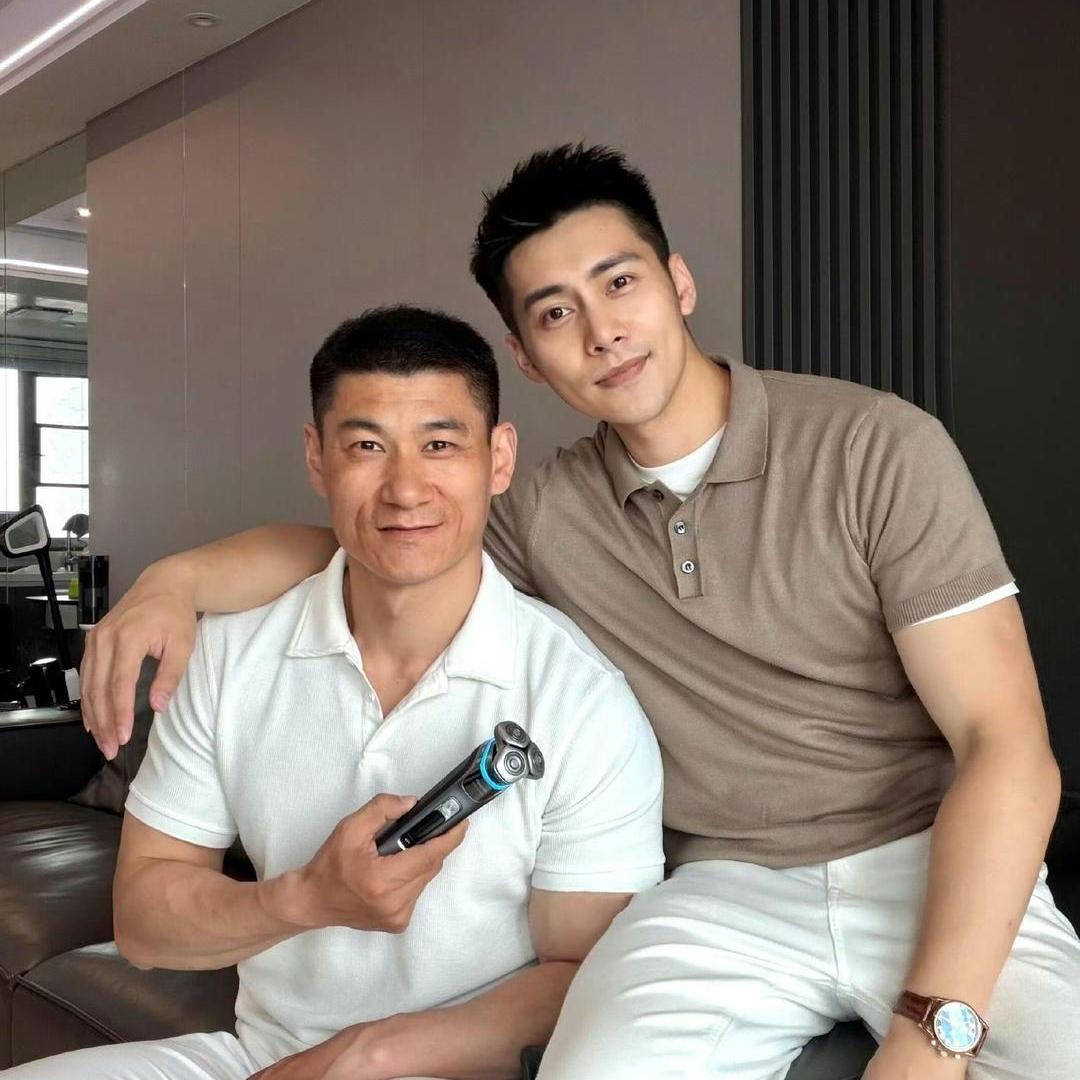 父子同框反差感直接拉满！
 
这俩是实打实的亲父子，同框合照完全看不出辈分差距，