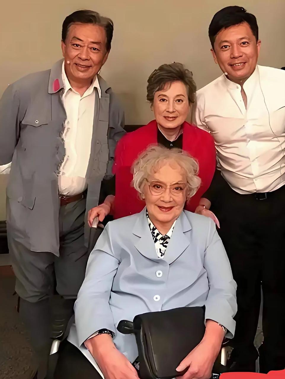 能认出这张老照片里四位演员的，算真行家！[震惊]
说实话，我只一眼认出秦怡老师，