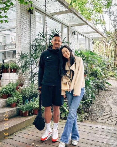 湾湾网友不知道为什么，对黑人范范一家如此的深恶痛绝？

黑人对大牙是有过错误行为