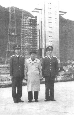 某基地胡世祥司令员(左)陪同罗元发视察基地留影