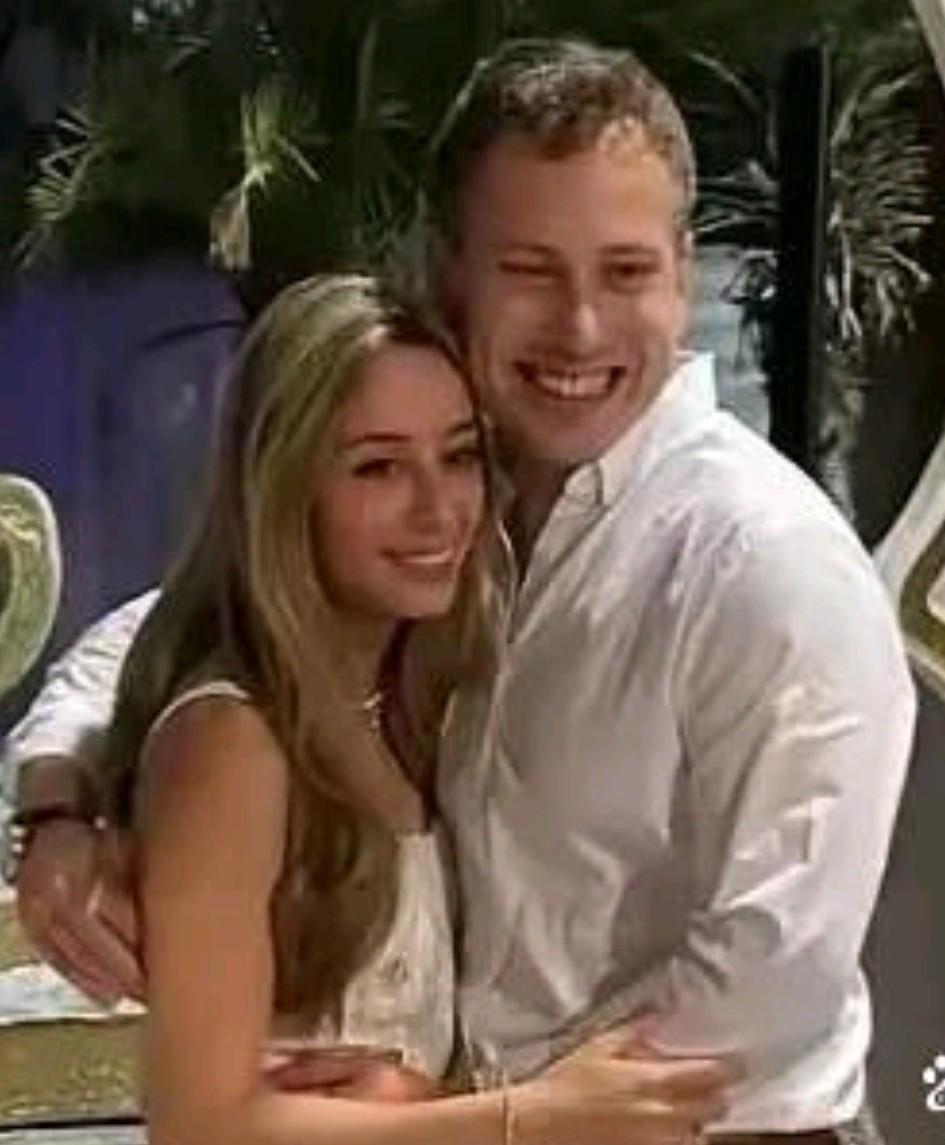 内塔尼亚胡和萨拉的次子叫阿夫纳；
阿夫纳的女友很漂亮，拥有爱情和亲情的阿夫纳好幸