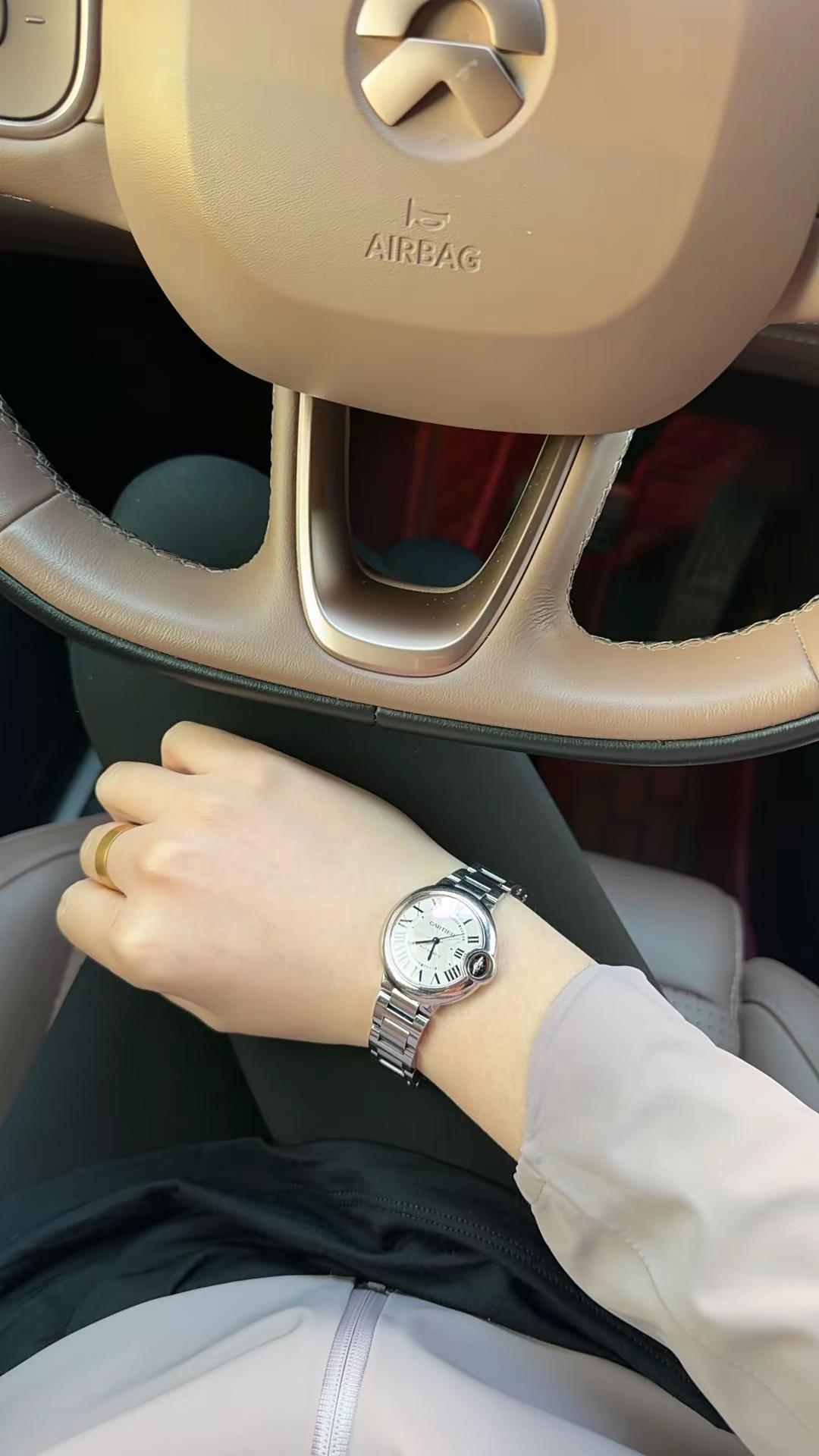 我就想问问还有右手戴手表的吗？你们戴右手是不是也是因为左撇子🙈