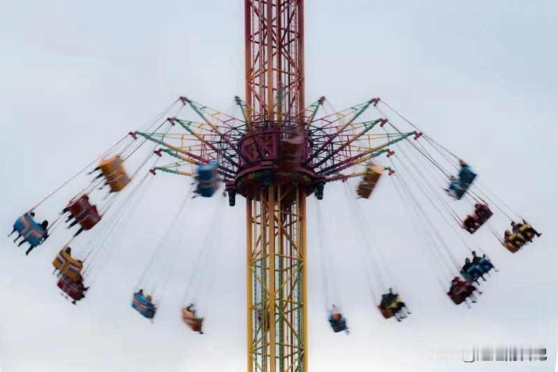 公平是否存在，这还真值得琢磨。不过说在时间面前人人平等，我举双手赞成。不管你是家