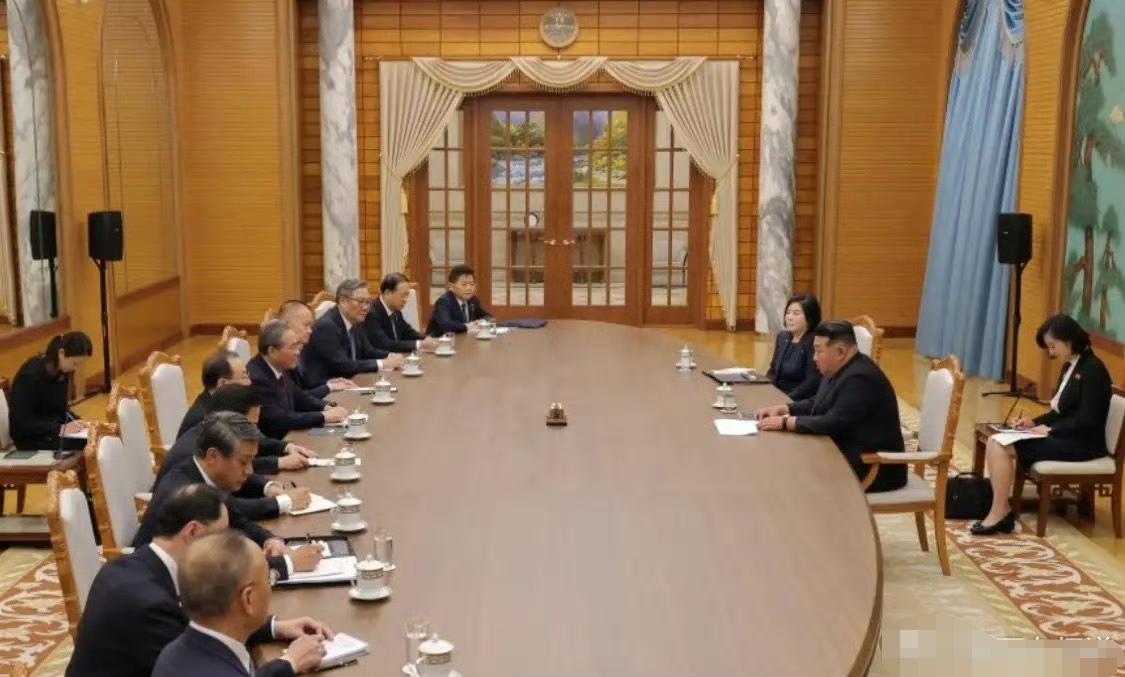 中国代表团会见“充满友爱的亲切气氛”。
俄罗斯艺术家带去一场精彩的演出。
越南代