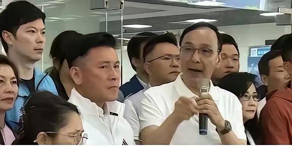 现在应该知道大陆为什么不急于统一台湾？因为台湾一直在中国人手里，台湾拖得越久就没