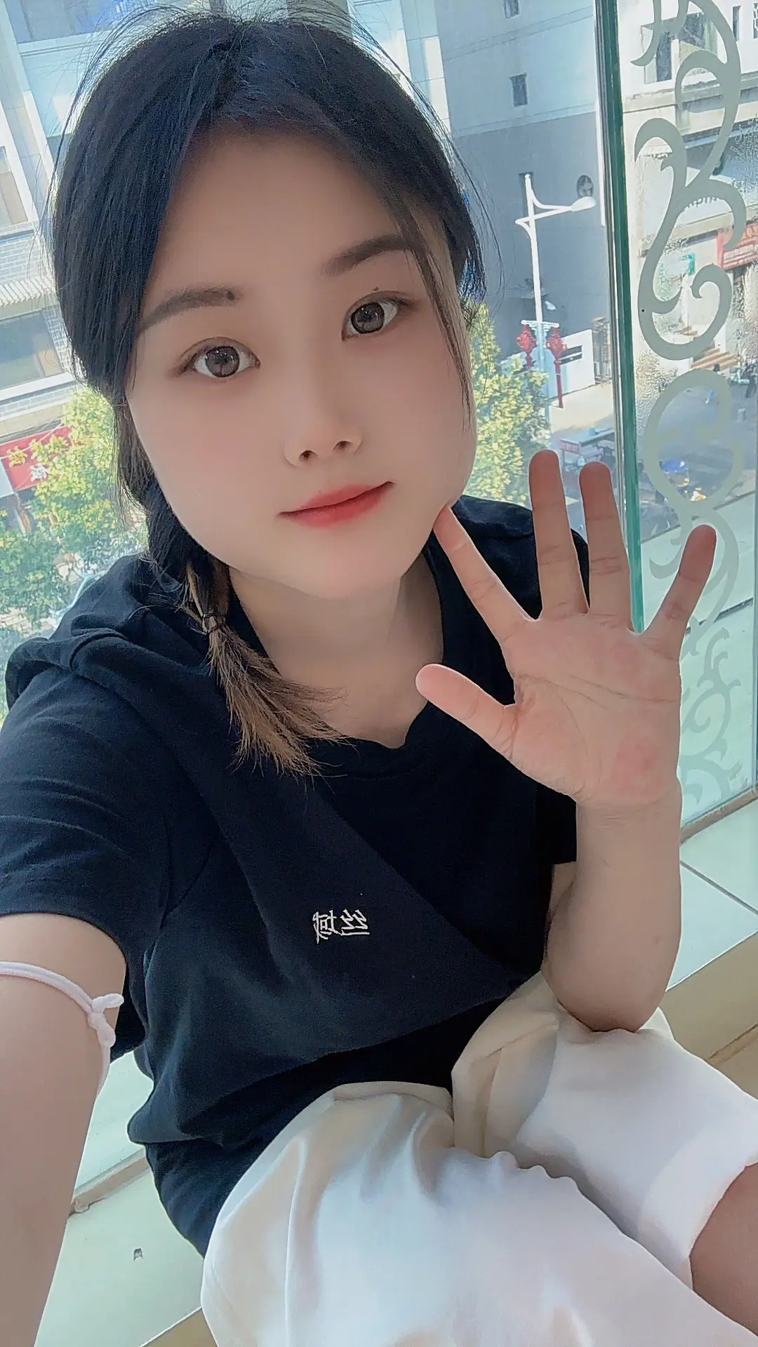 幸福你妈，要不是你一开始装深情，我把两眼珠子扣了都看不上你