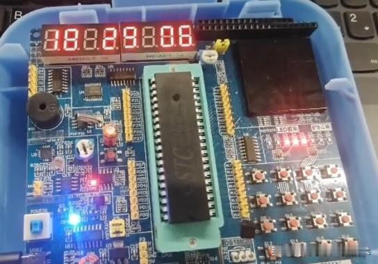 一位朋友用C51定时器做了个时钟可以实现自己调时间和正常的钟表功能。

刚开始的