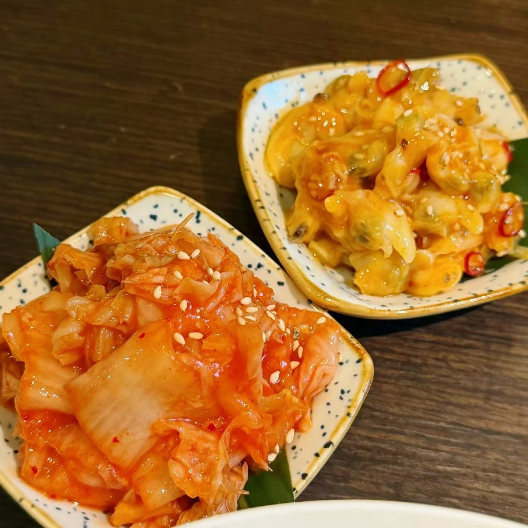 今天的午饭 随便吃一点日食猪扒定食 照烧扇贝   蔬菜沙拉 土豆泥 辣白菜 还有