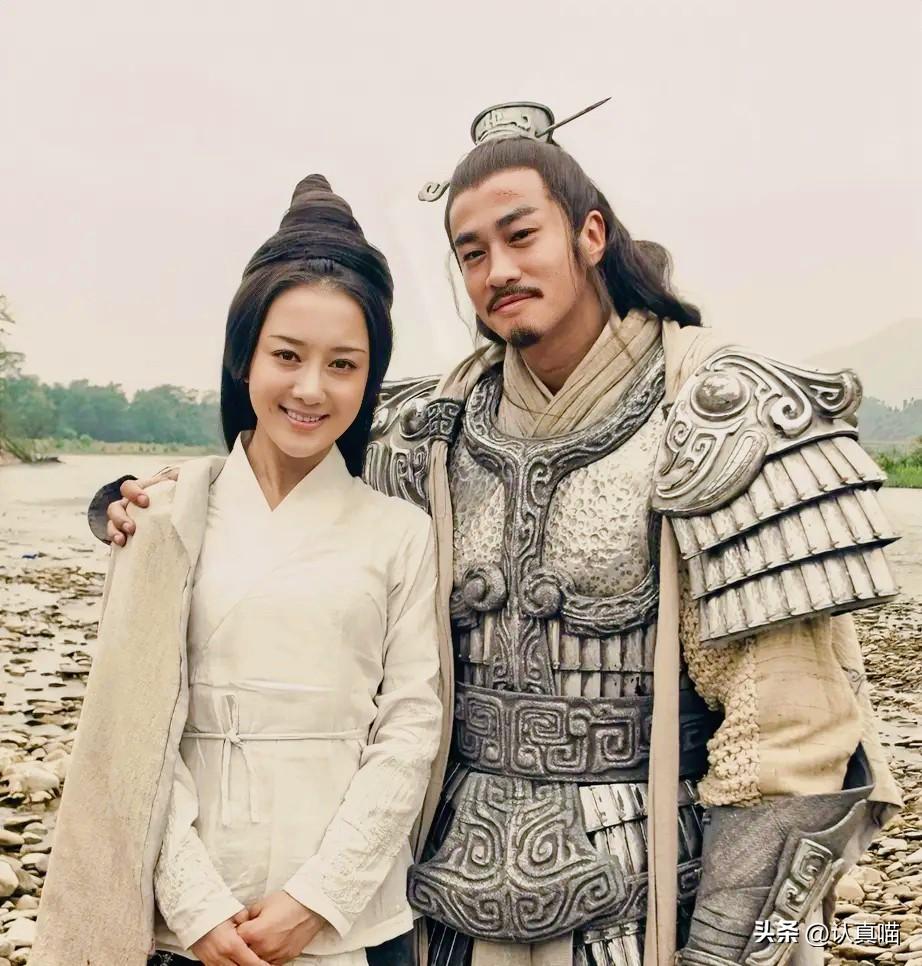 特地回看了何润东版
《楚汉传奇》里李依晓演的虞姬，
才明白什么叫一手好牌被意外打