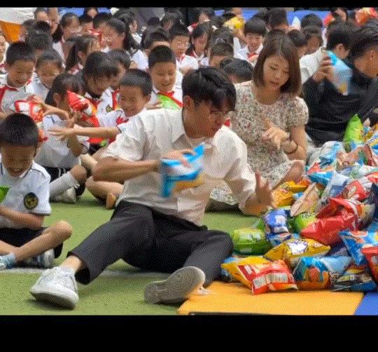 笑不活了！四川成都一小学，为给孩子们庆祝六一儿童节，便举办了一场“抢零食”的活动
