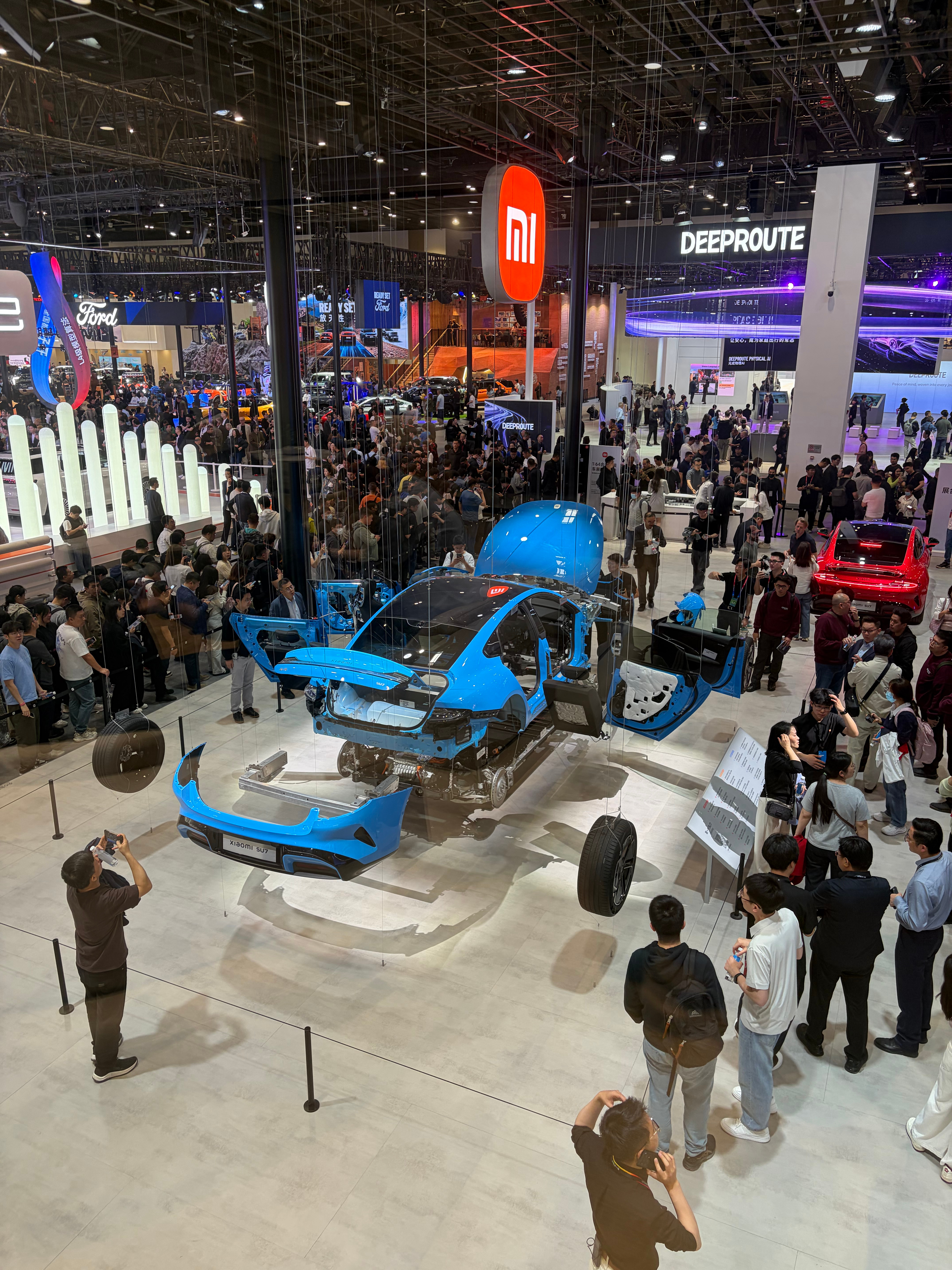 现在脑子还是嗡嗡的，不是被展台噪音吵的，是被刚才雷总线下演说震撼的。今天逛展太爽