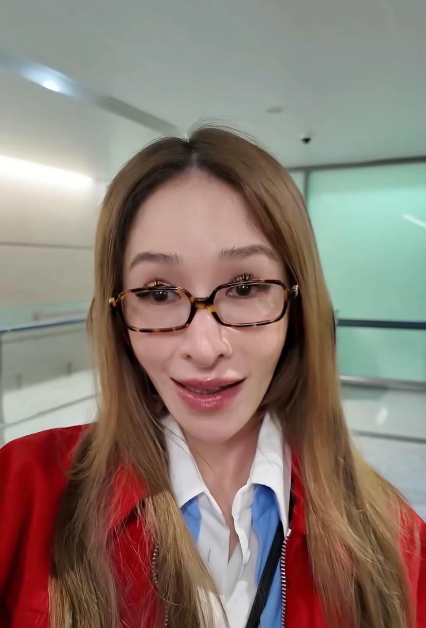 46岁的萧亚轩，
其实只是年纪大了，
她本人一直比较瘦，
所以总被人吐槽样貌。