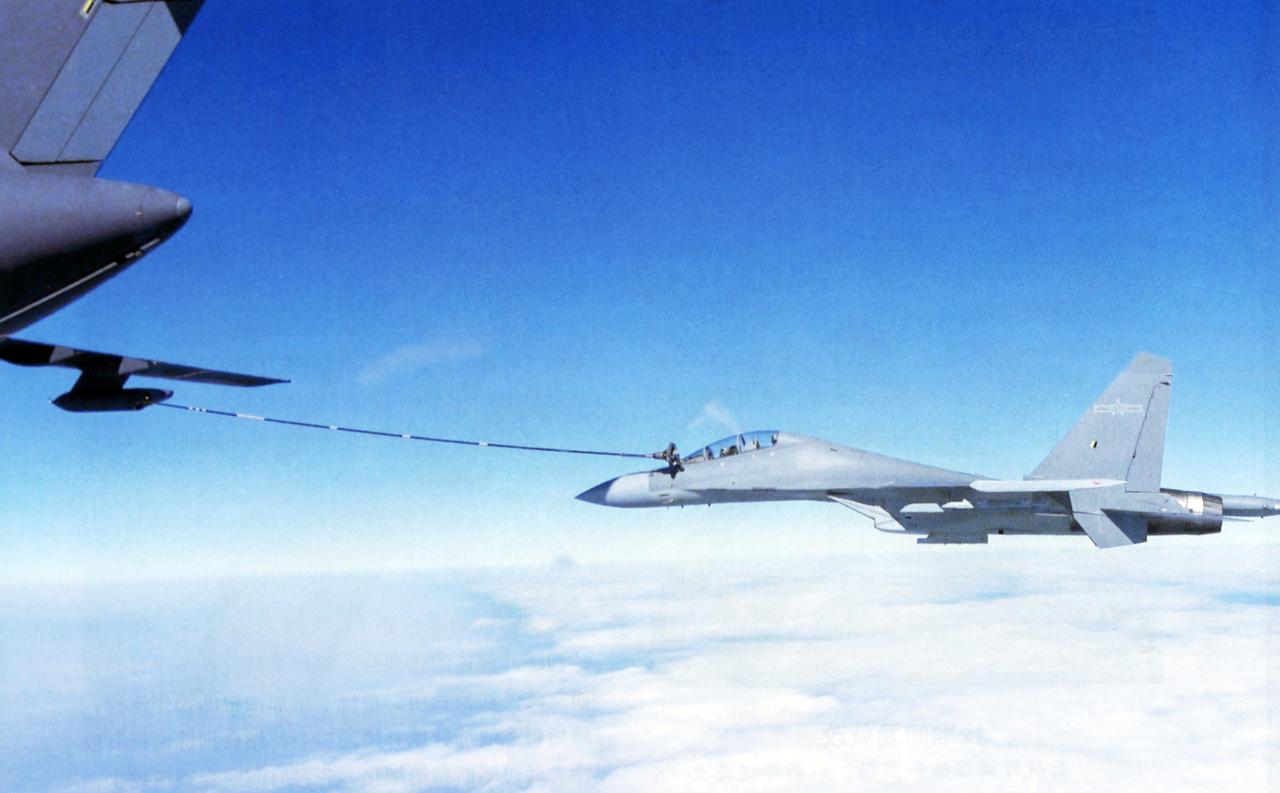空军歼十六战机正在接受运二零的空中加油补给，空军的未来任务定位，就是打出去，跨洲