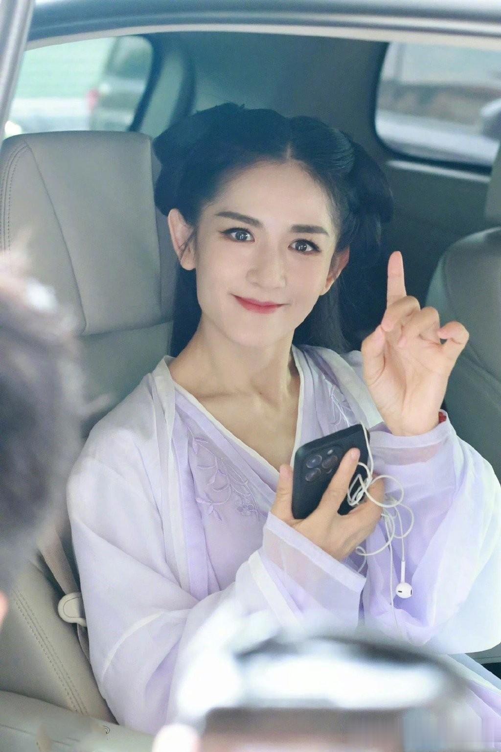 谢娜真的模仿界的扛把子，赵丽颖过一会可能要上线打假了！