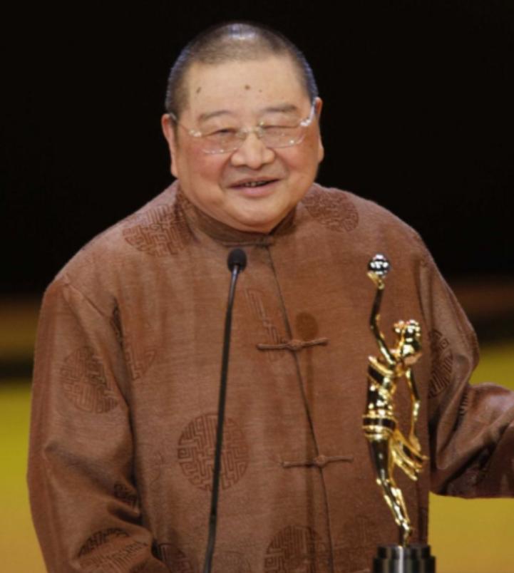 倪匡84岁。他的皮肤上长了一个瘤。去医院检查，医生说是恶性肿瘤，皮肤癌。医生建议