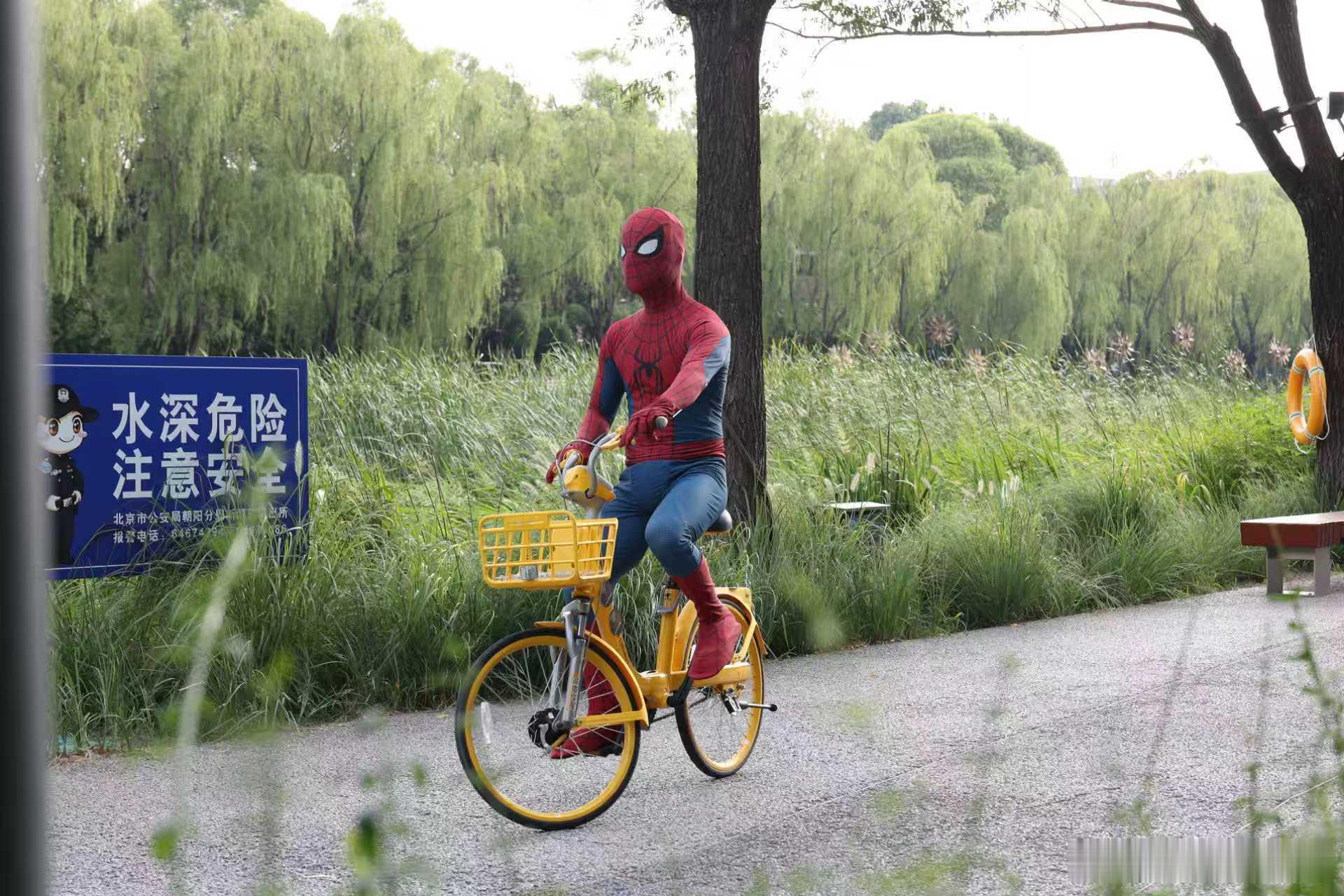 蜘蛛侠骑单车下班结束线下宣传打卡，蜘蛛侠骑单车快乐下班，褪去英雄光环满是生活化气