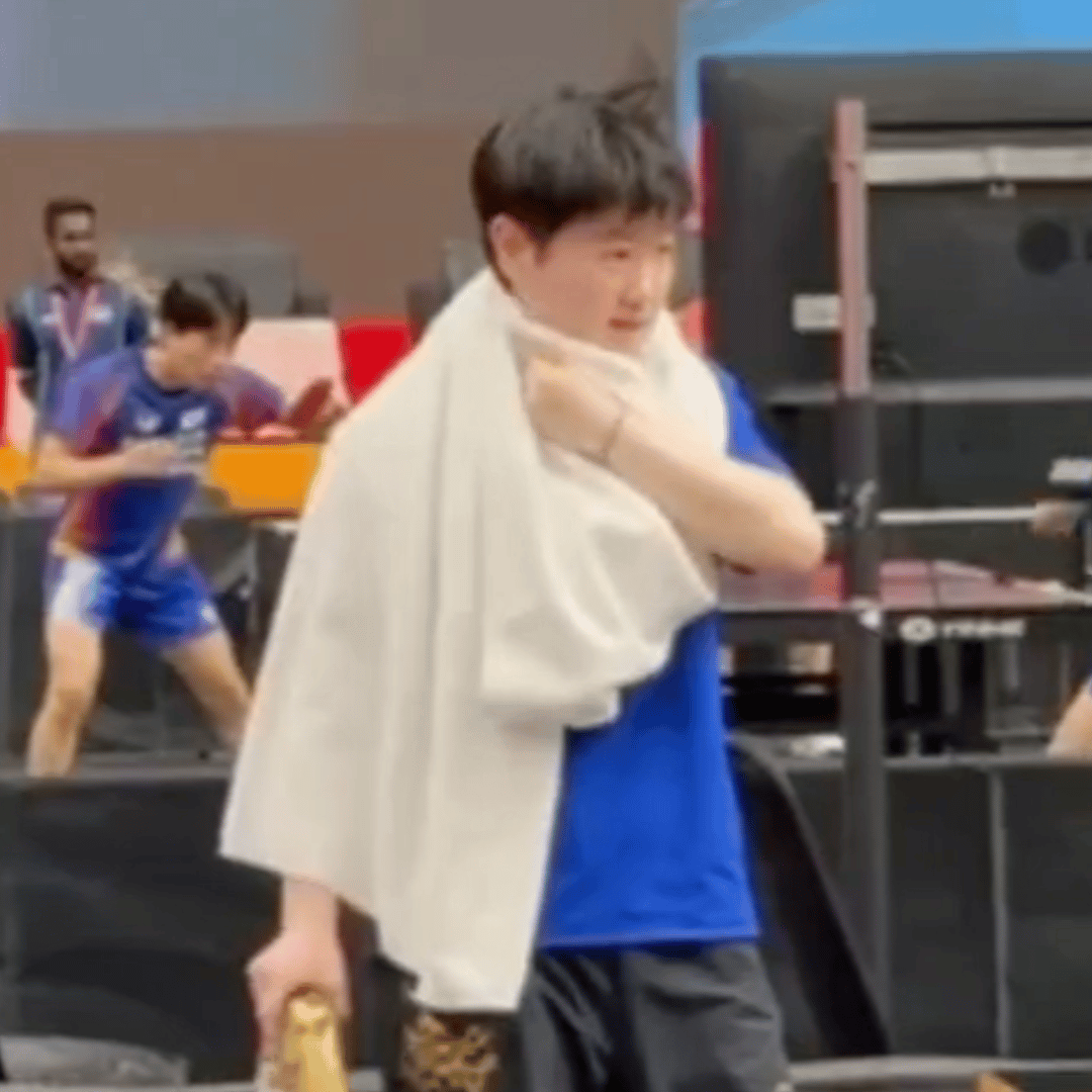 孙颖莎裹成灌汤包哈哈哈哈哈哈，莎莎最可爱[抱一抱][抱一抱][抱一抱] ​​​