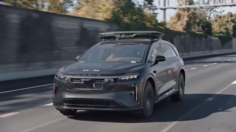 Uber 无人驾驶出租车亮相 CES 2026，基于 Lucid Gravity