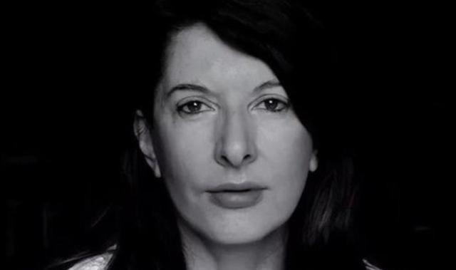 1974年，一名美女将自己麻醉后任由人们主宰自己的身体，有人搂着她亲吻，有人用利